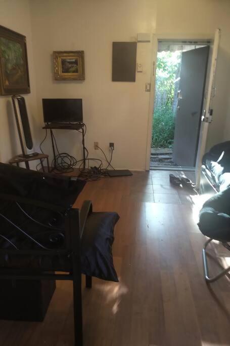 Awesome Cozy 1 Bedroom Coachhouse โตรอนโต ภายนอก รูปภาพ